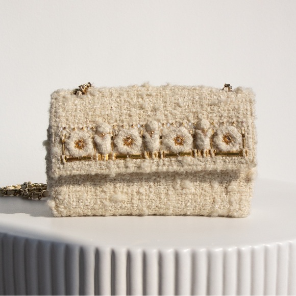 Chanel Pre-Fall 2017 Cosmopolite Ivory Tweed Flower Embellished Gold 17A WOC Bag - Picture 1 of 16